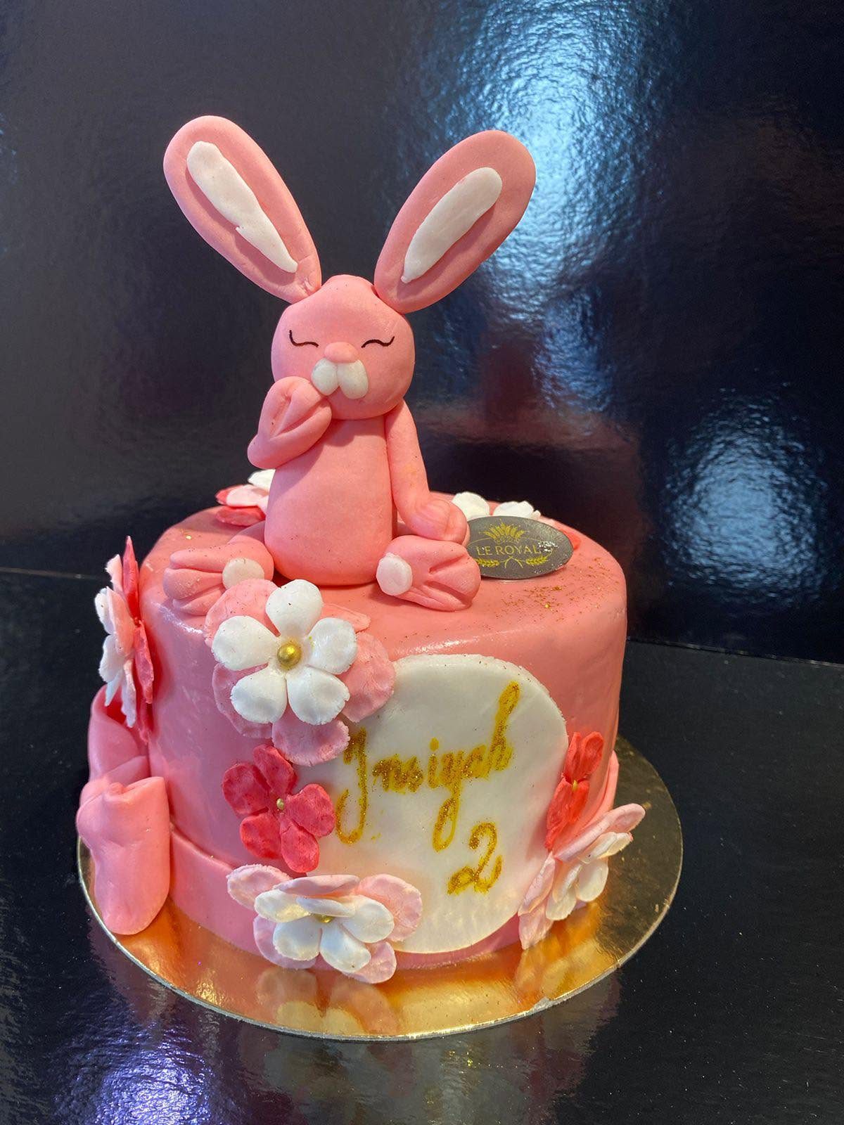 Gâteau d'anniversaire lapin rose en pâte à sucre